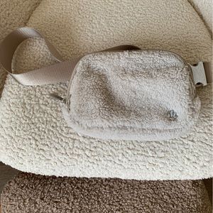 Lululemon Everywhere Belt Bag Fleece 1L in Natural Ivory